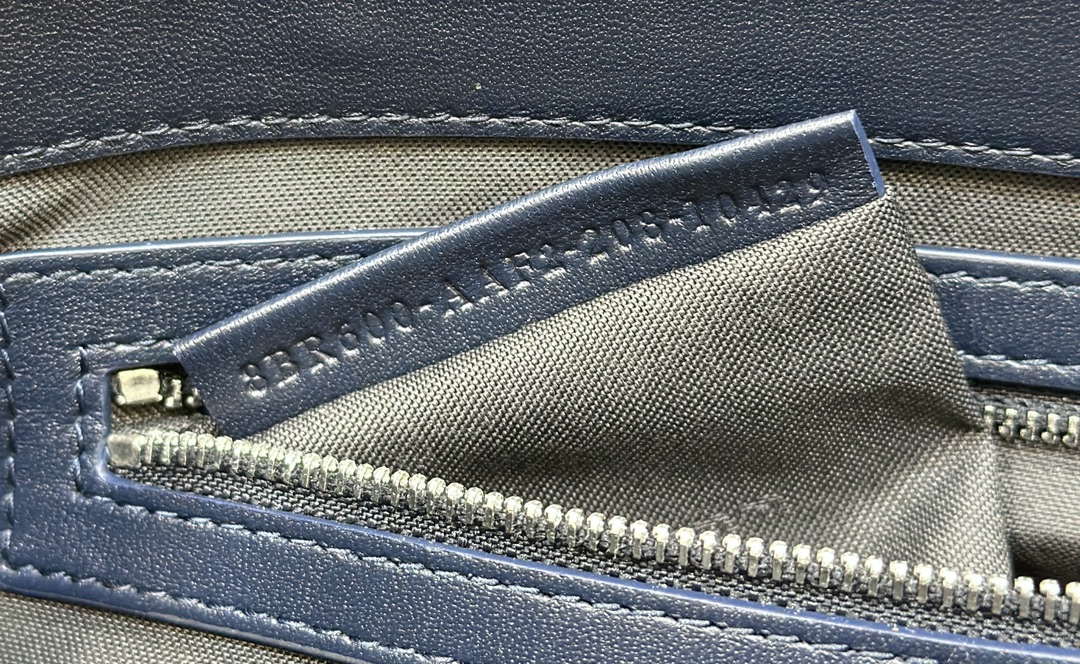 Fendi 8BR600 Baguette Medium leather 0135M bag Navy Blue