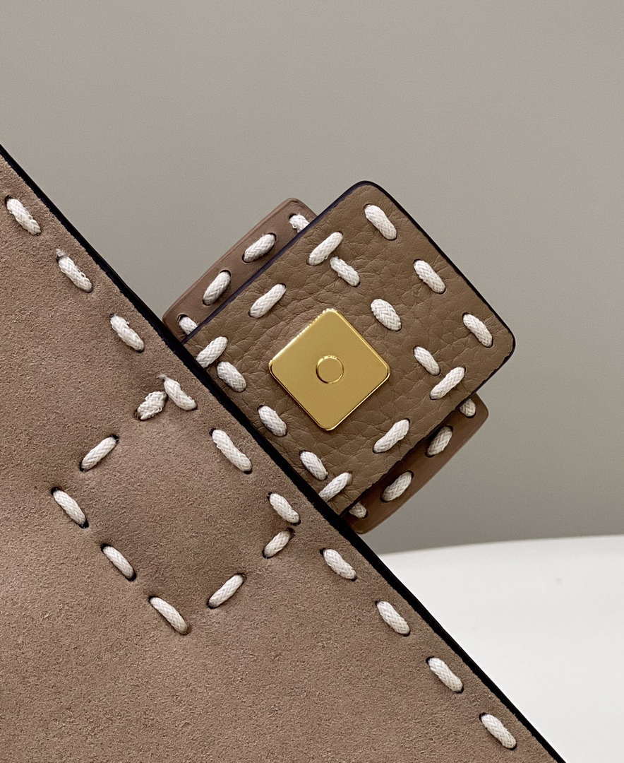 Fendi 8BR600 Baguette Medium Re-Edition bag in camel lam¨¦ sheepskin - Default Title - View 5