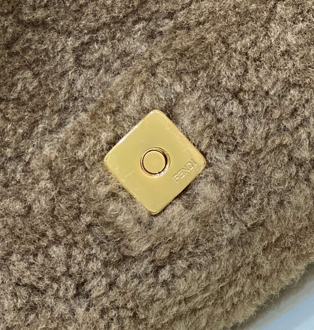 Fendi 8BR600 Baguette Medium Re-Edition bag in camel lam¨¦ sheepskin
