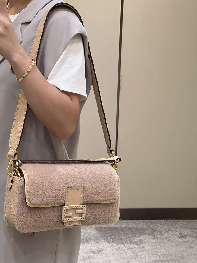 Fendi 8BR600 Baguette Medium Re-Edition bag in Pink lam¨¦ sheepskin