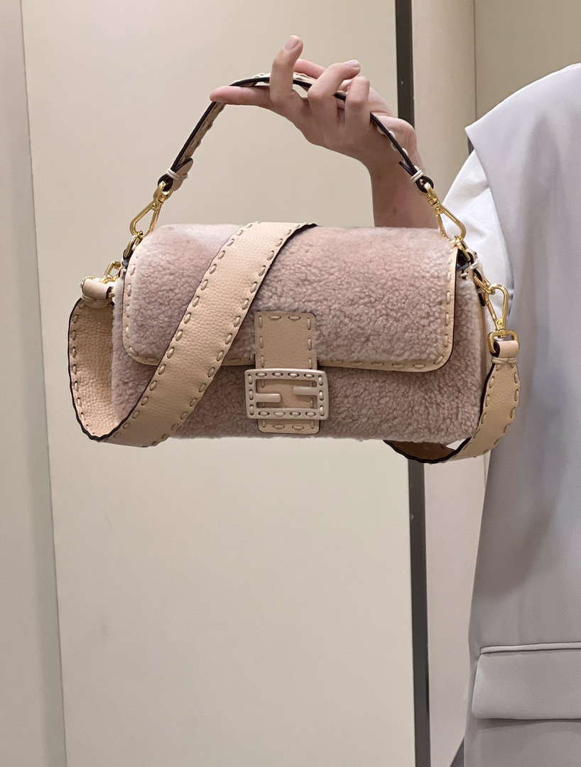 Fendi 8BR600 Baguette Medium Re-Edition bag in Pink lam¨¦ sheepskin - Default Title - View 1