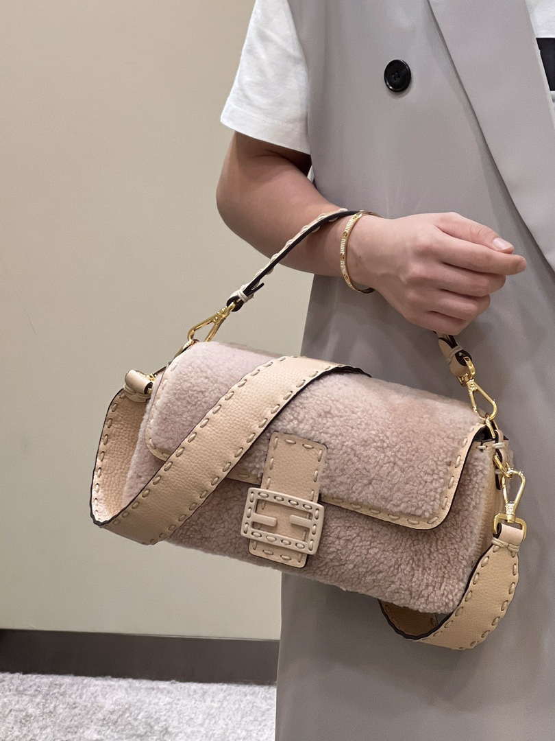 Fendi 8BR600 Baguette Medium Re-Edition bag in Pink lam¨¦ sheepskin
