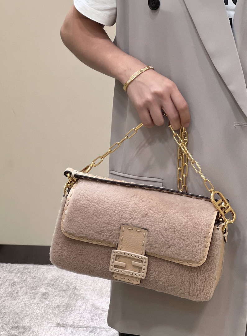 Fendi 8BR600 Baguette Medium Re-Edition bag in Pink lam¨¦ sheepskin