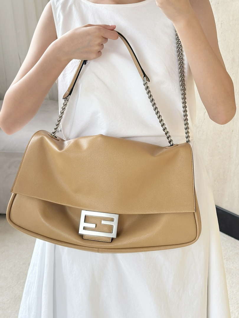 Fendi 8BR828AS7AF1QD0 Baguette Chain Large Black leather bag 8669 Apricot