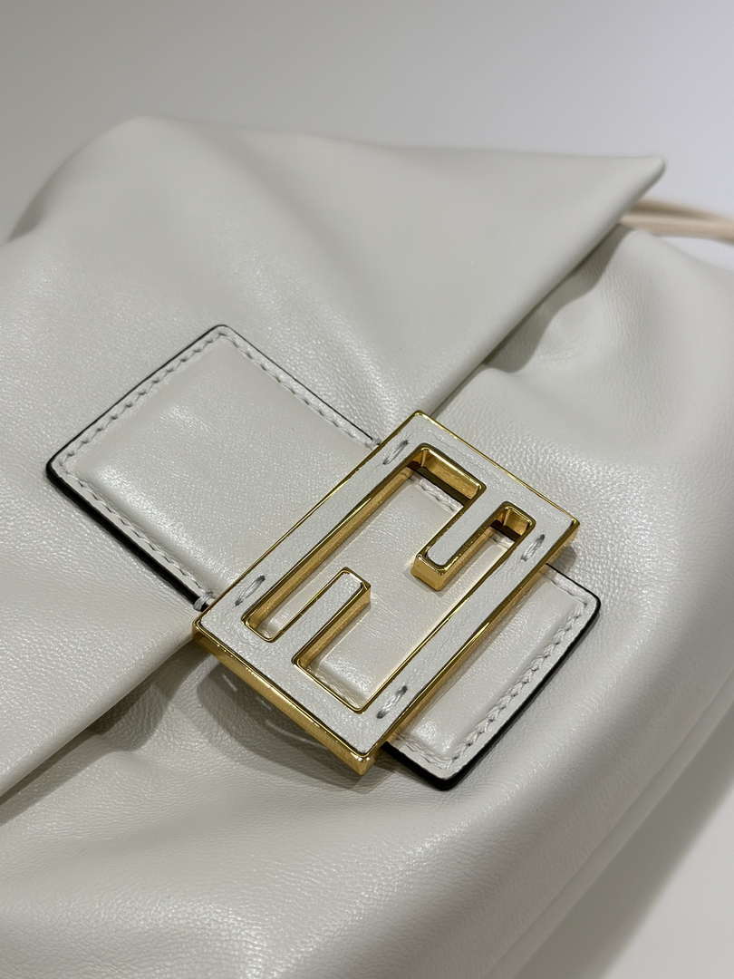 Fendi 8BR833AQ0DF1SK5 Mamma Baguette Medium White nappa leather bag 8677M