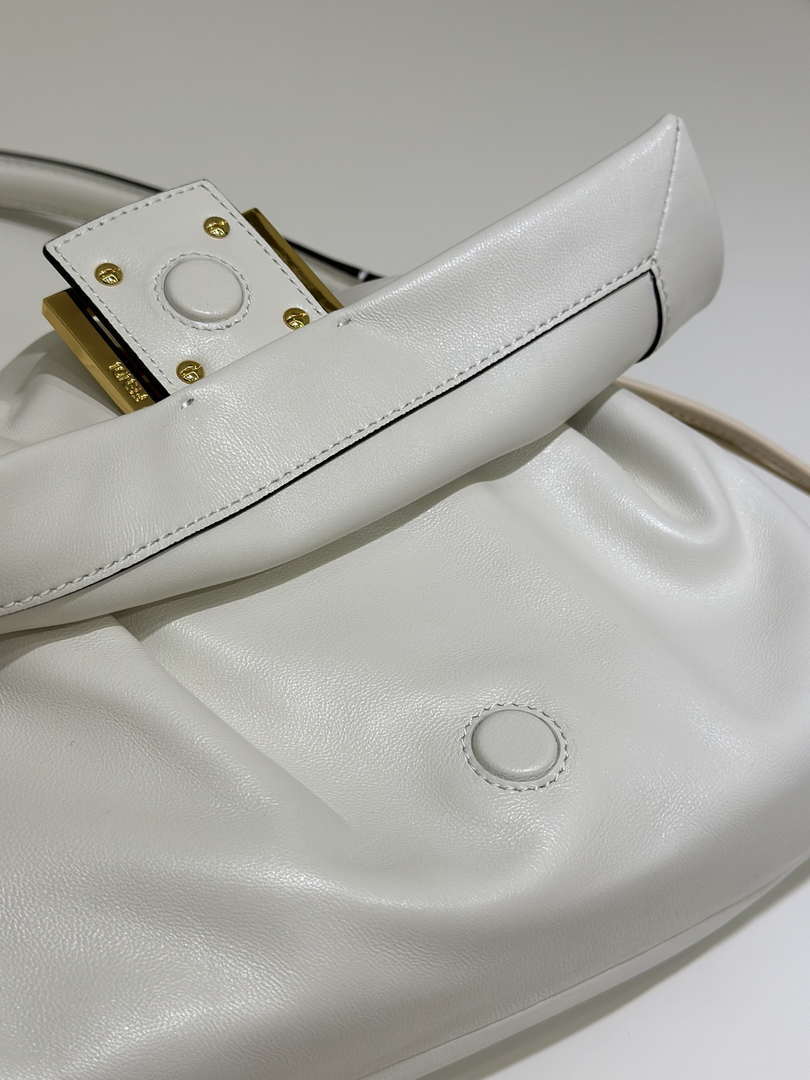 Fendi 8BR833AQ0DF1SK5 Mamma Baguette Medium White nappa leather bag 8677M
