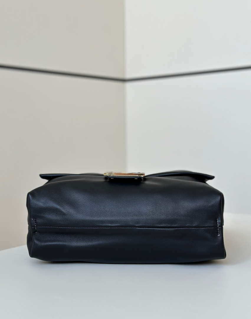 Fendi 8BR834AQ0DF0E65 Mamma Baguette Large Black nappa leather bag 8677L
