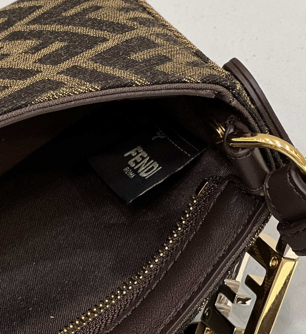 Fendi 8BS068 O¡¯Lock Swing Brown and fox fur pouch 8573