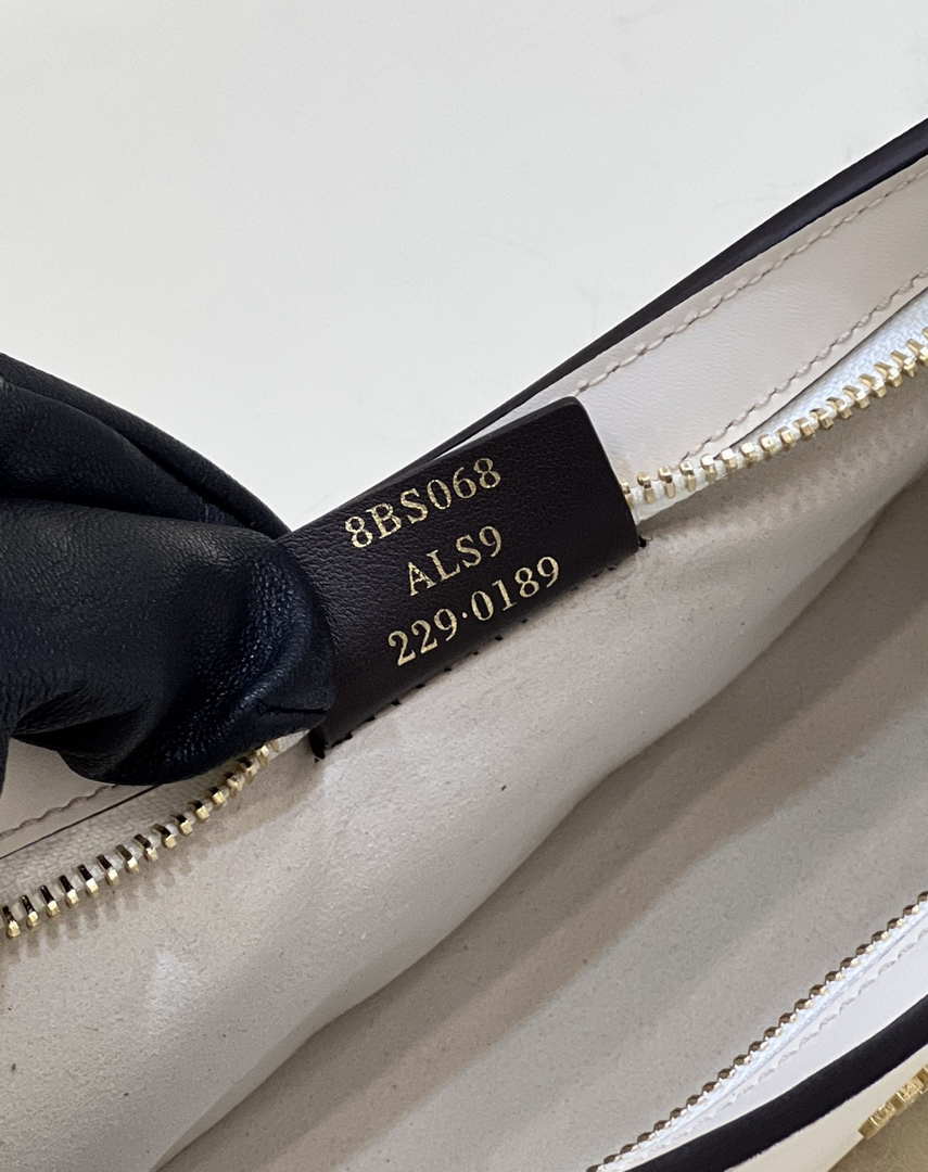 Fendi 8BS068ALS9F1IVS O¡¯Lock Swing Camellia leather and fox fur pouch 8573 White