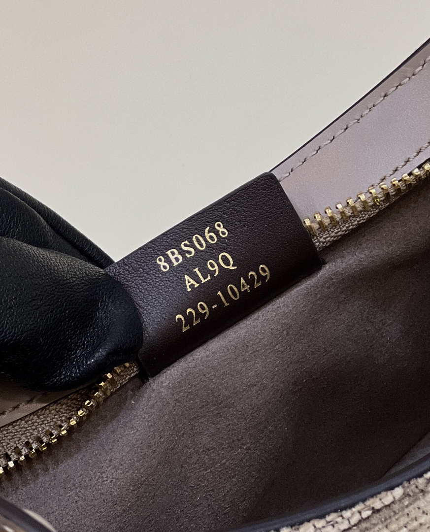 Fendi 8BS068 O¡¯Lock Swing Gray and fox fur pouch 8573