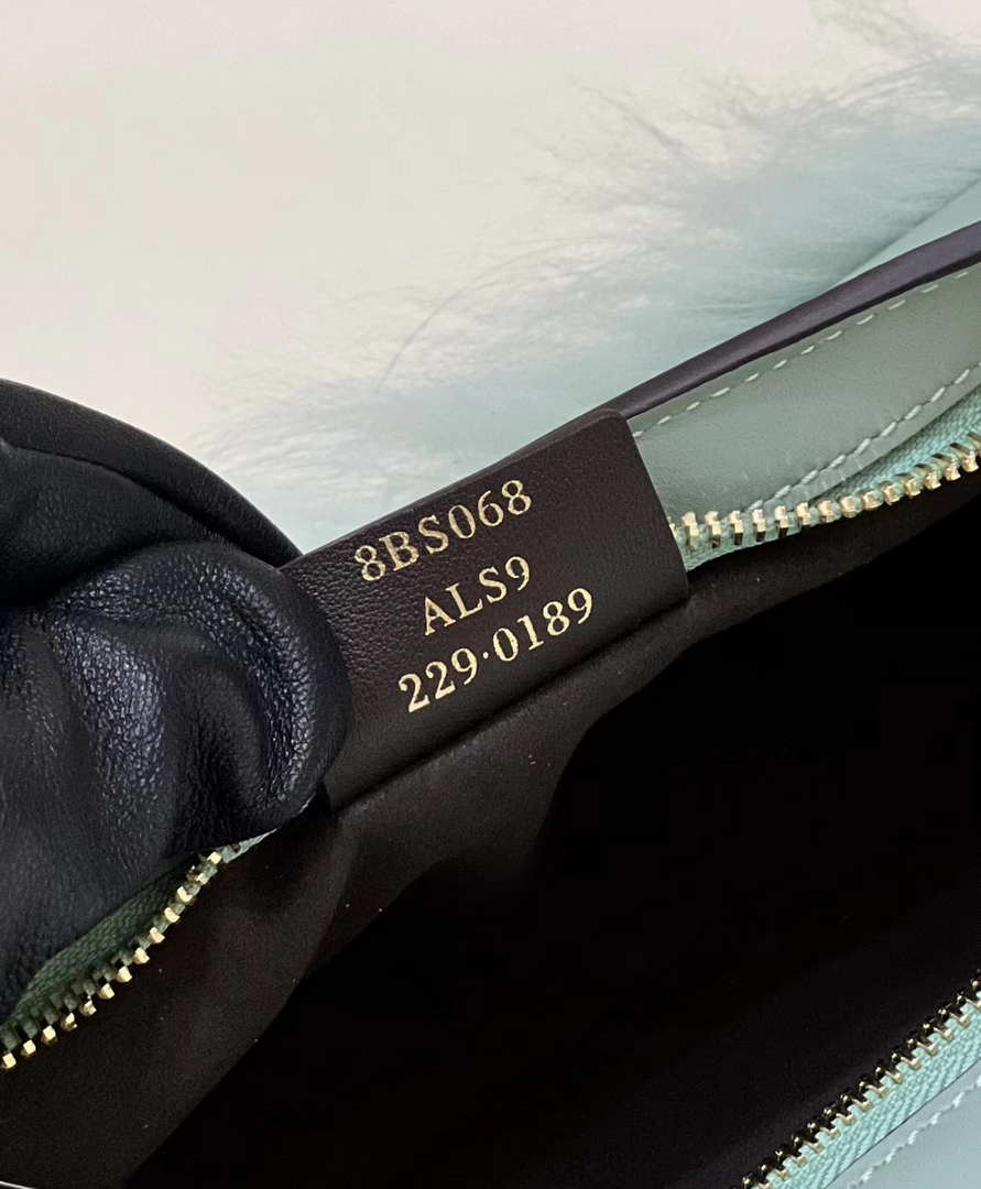 Fendi 8BS068ALS9F1IVT O¡¯Lock Swing Green leather and fox fur pouch 8573