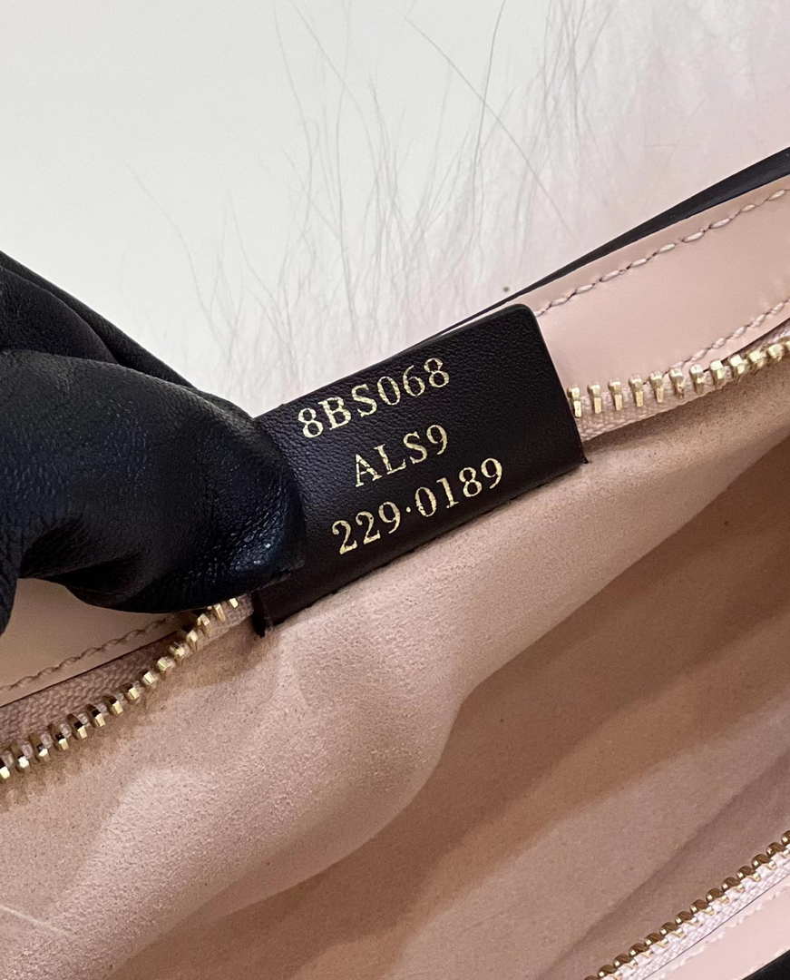 Fendi 8BS068ALS9F1IVT O¡¯Lock Swing Pale pink leather and fox fur pouch 8573