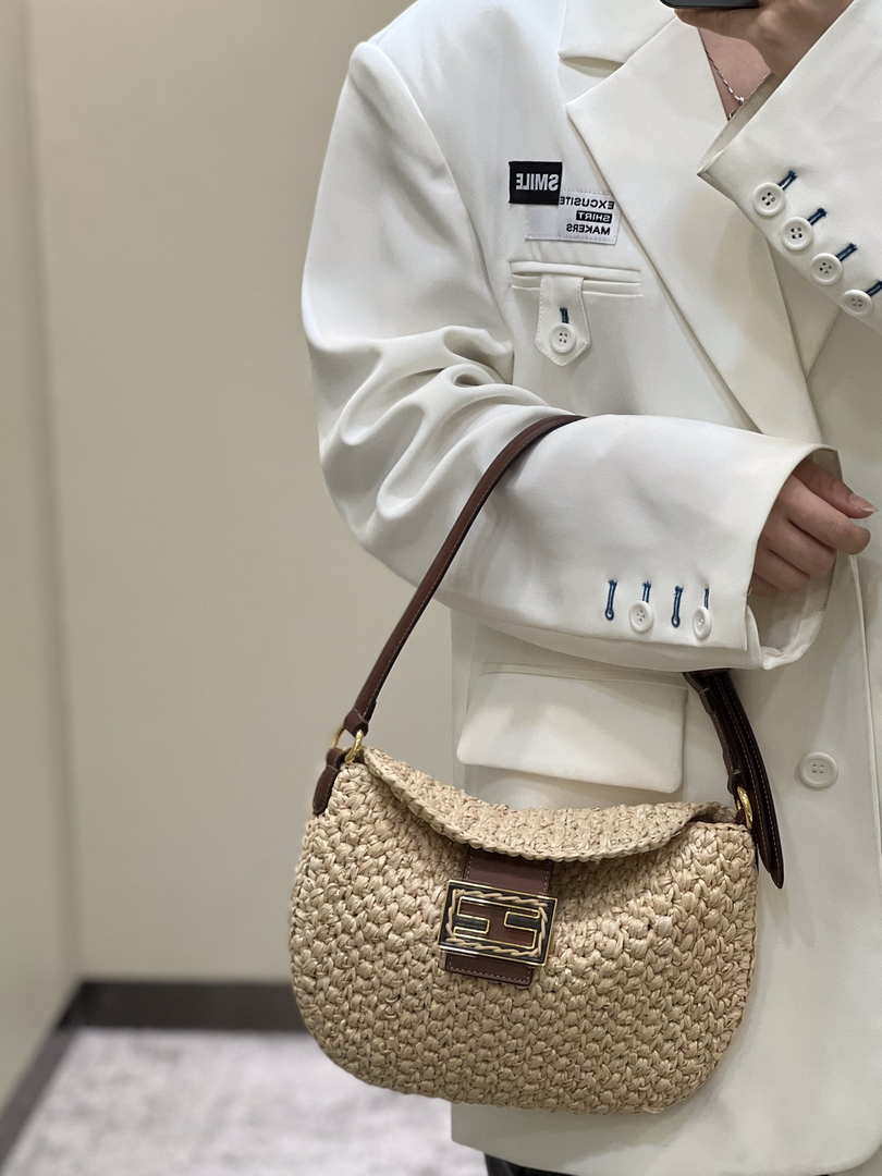 Fendi 8BS069 Fendi Beige raffia bag Croissant bag 8373