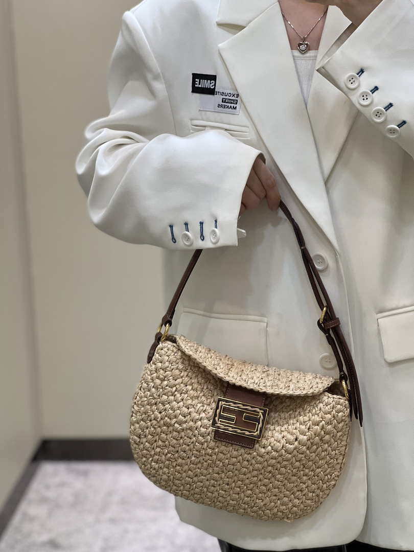 Fendi 8BS069 Fendi Beige raffia bag Croissant bag 8373