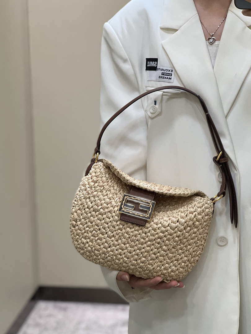 Fendi 8BS069 Fendi Beige raffia bag Croissant bag 8373