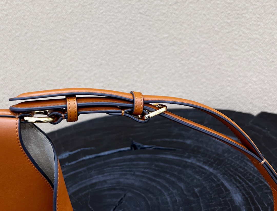 Fendi 8BS069 Fendi Brown Leather Croissant bag 8373