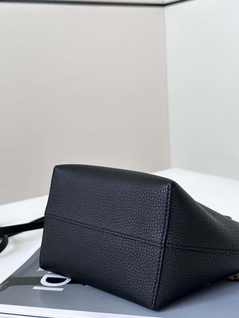 Fendi 8BS096 Black Selleria bag with 62 hand-sewn topstitches 8655C