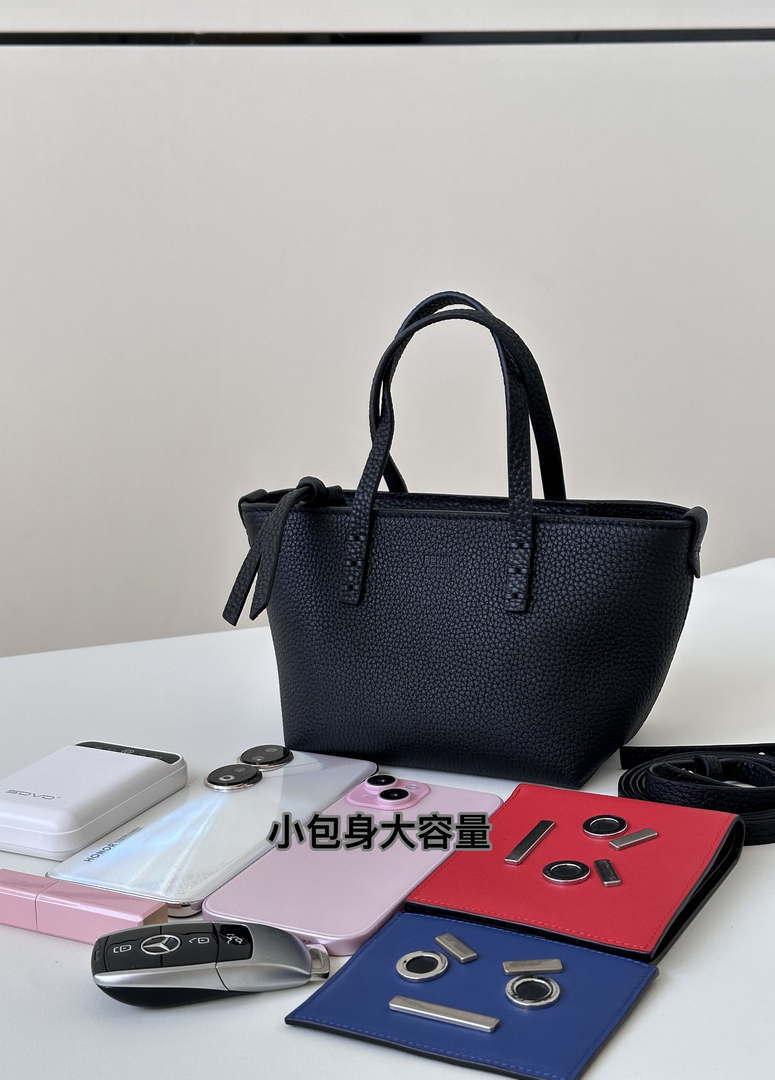 Fendi 8BS096 Black Selleria bag with 62 hand-sewn topstitches 8655C