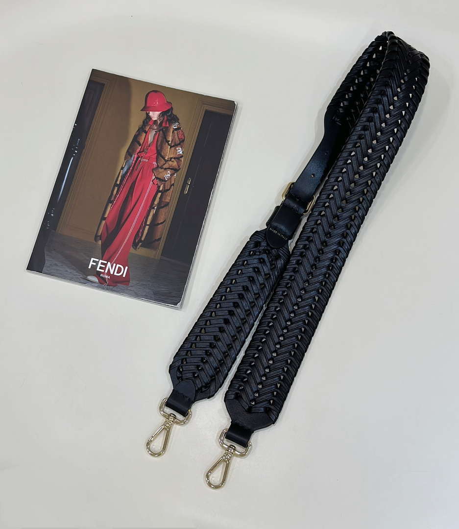 Fendi F10108 Handbag Fashionable cowhide Shoulder Strap Black 9001