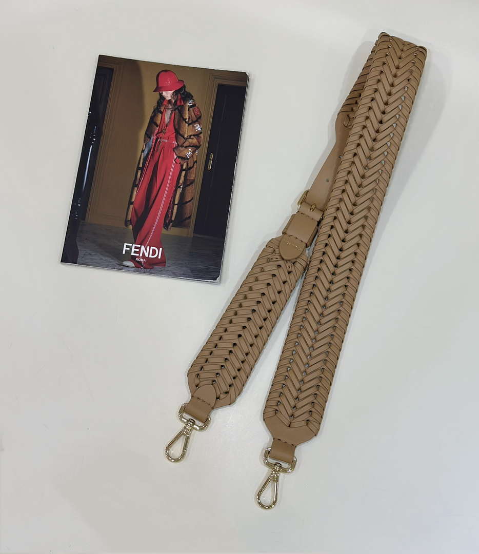 Fendi F10109 Handbag Fashionable cowhide Shoulder Strap Sand 9001