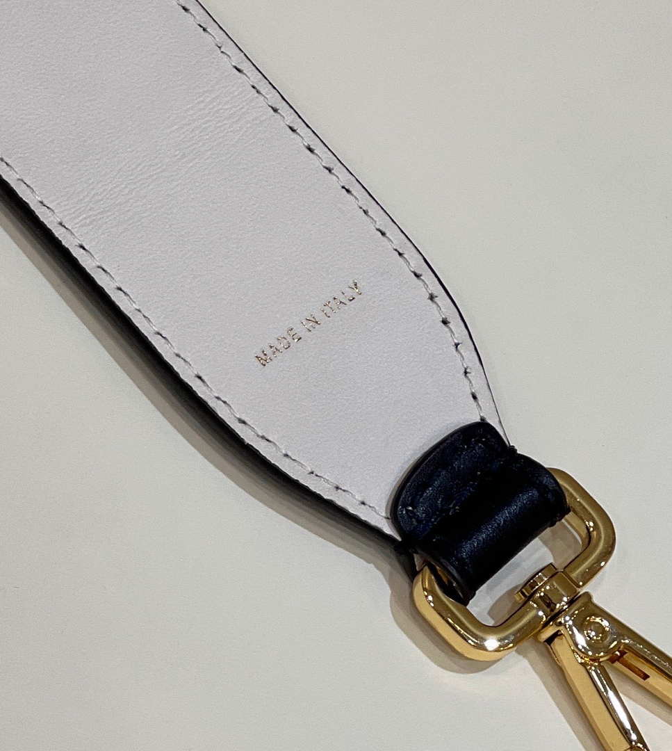 Fendi Handbag Strap You Leather shoulder strap F10063