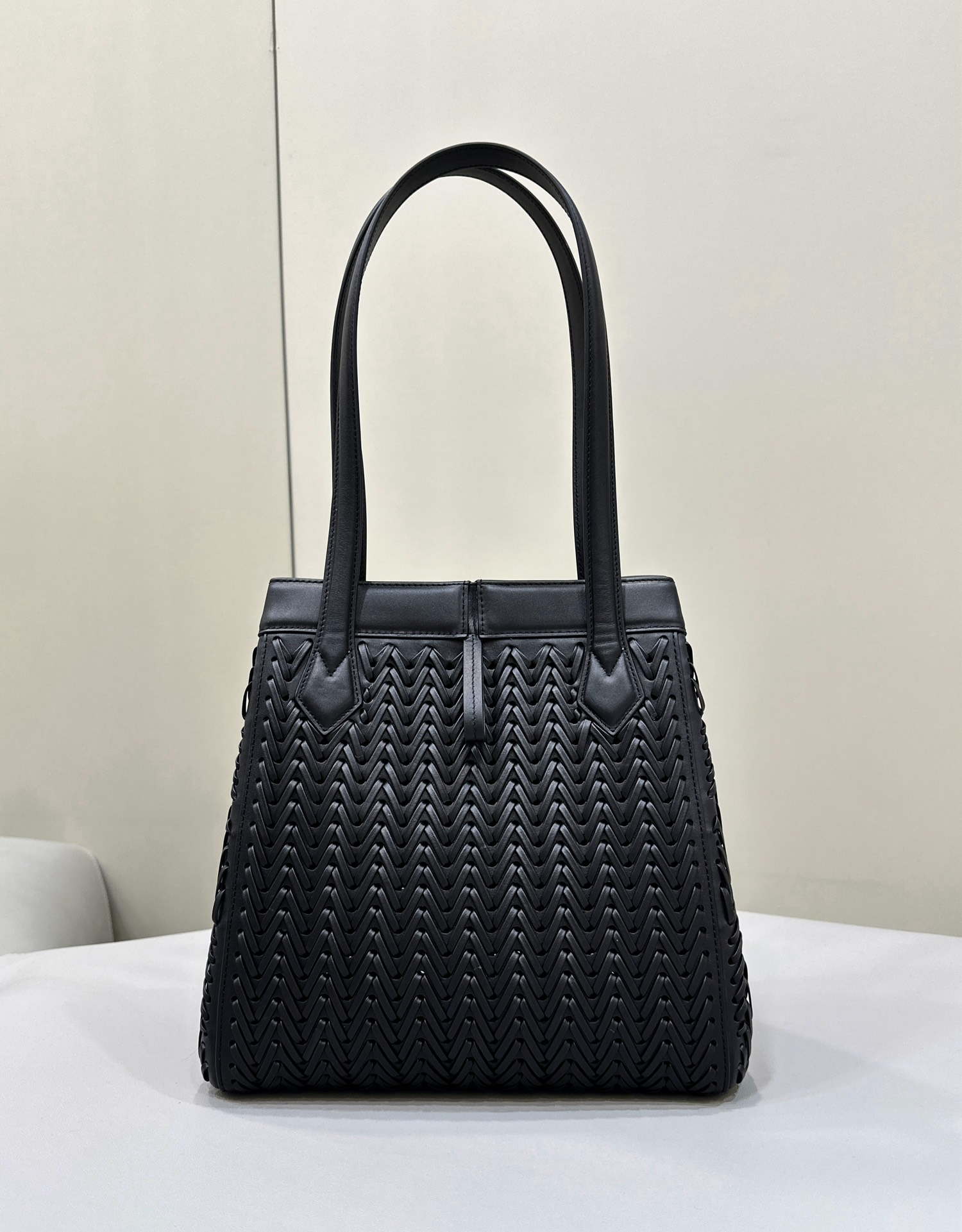 Fendi Origami Medium 8BH414 Black interlaced leather bag that can be transformed 8626