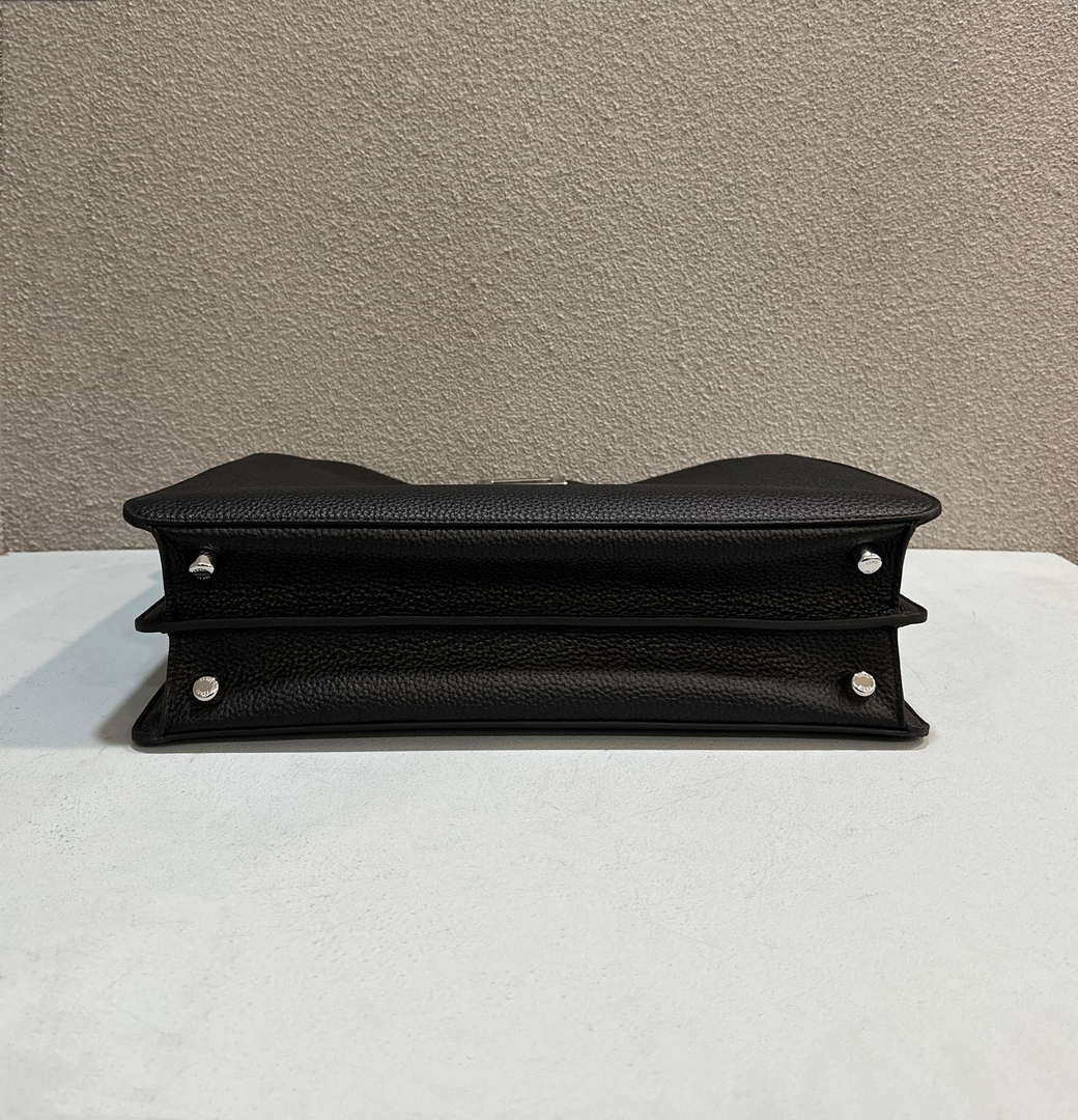 Fendi Peekaboo ISeeU Medium Black leather bag 7VA529