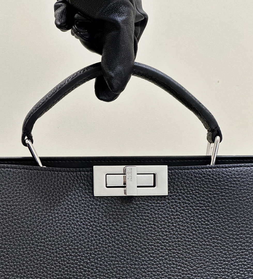 Fendi Peekaboo ISeeU Medium Black leather bag 7VA529