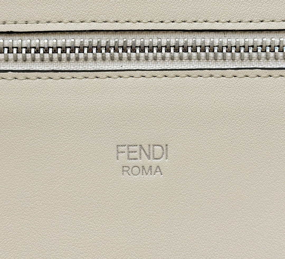 Fendi Peekaboo ISeeU Medium Gray leather bag 7VA529