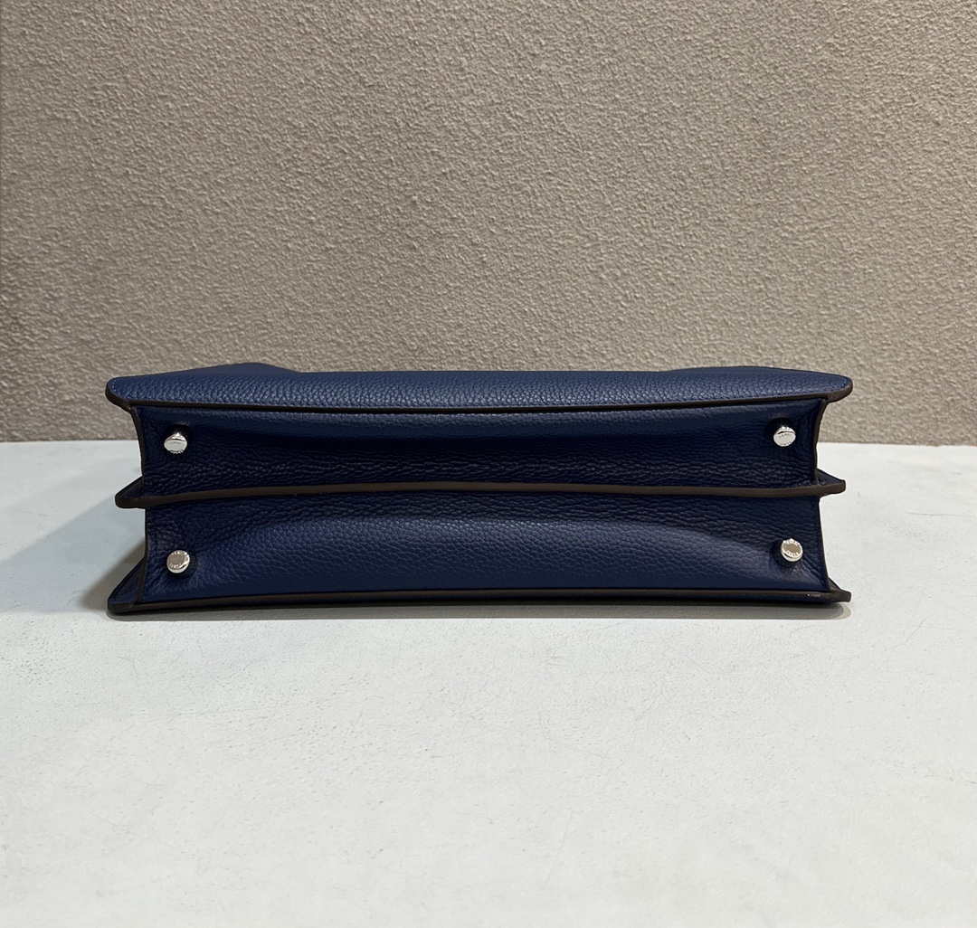 Fendi Peekaboo ISeeU Medium Navy Blue leather bag 7VA529