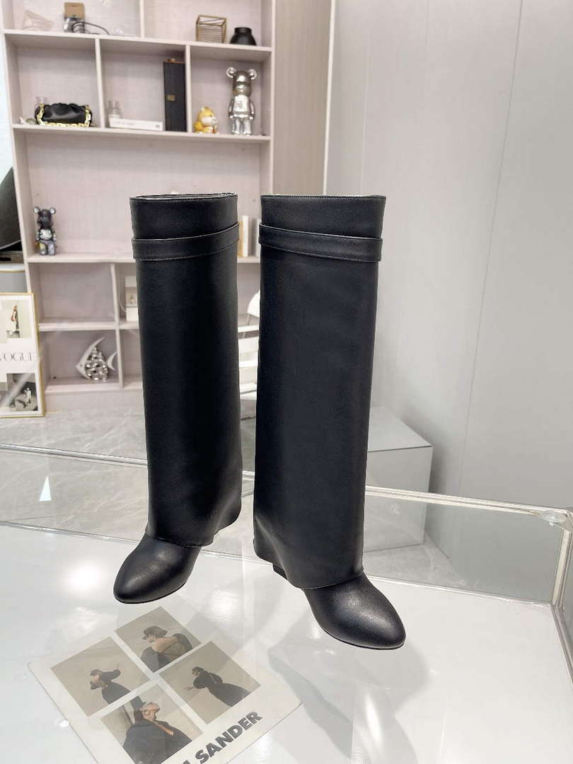 Givenchy BE7021E0YP Women's Shoes Shark Lock Boots G97109
