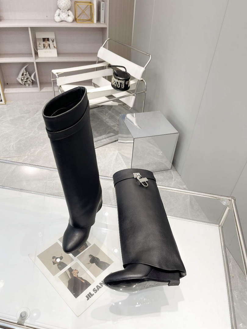 Givenchy BE7021E0YP Women's Shoes Shark Lock Boots G97109