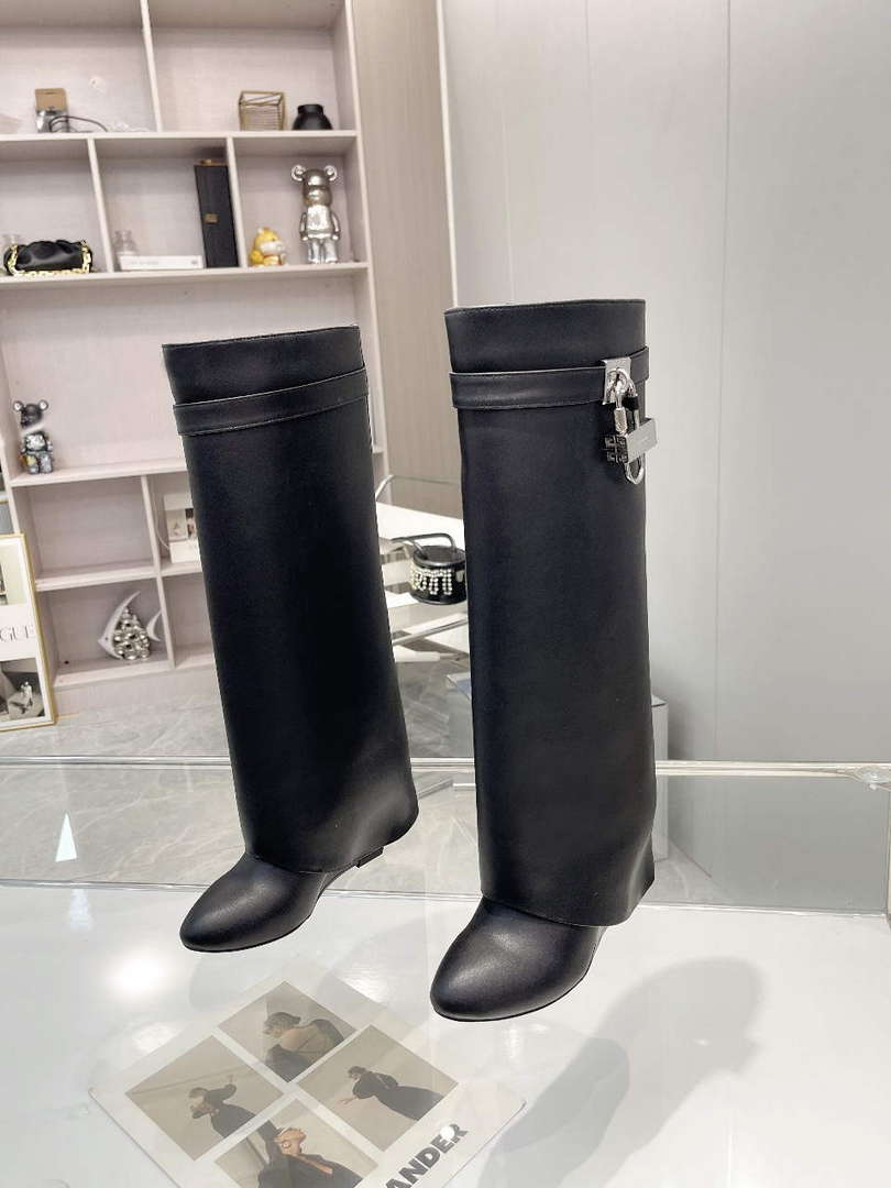 Givenchy BE7021E0YP Women's Shoes Shark Lock Boots G97109