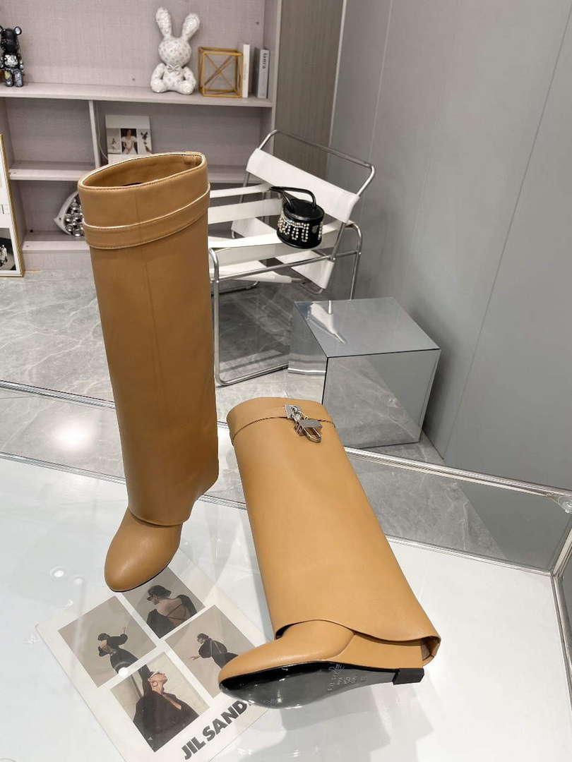 Givenchy BE7021E0YP Women's Shoes Shark Lock Boots G97110