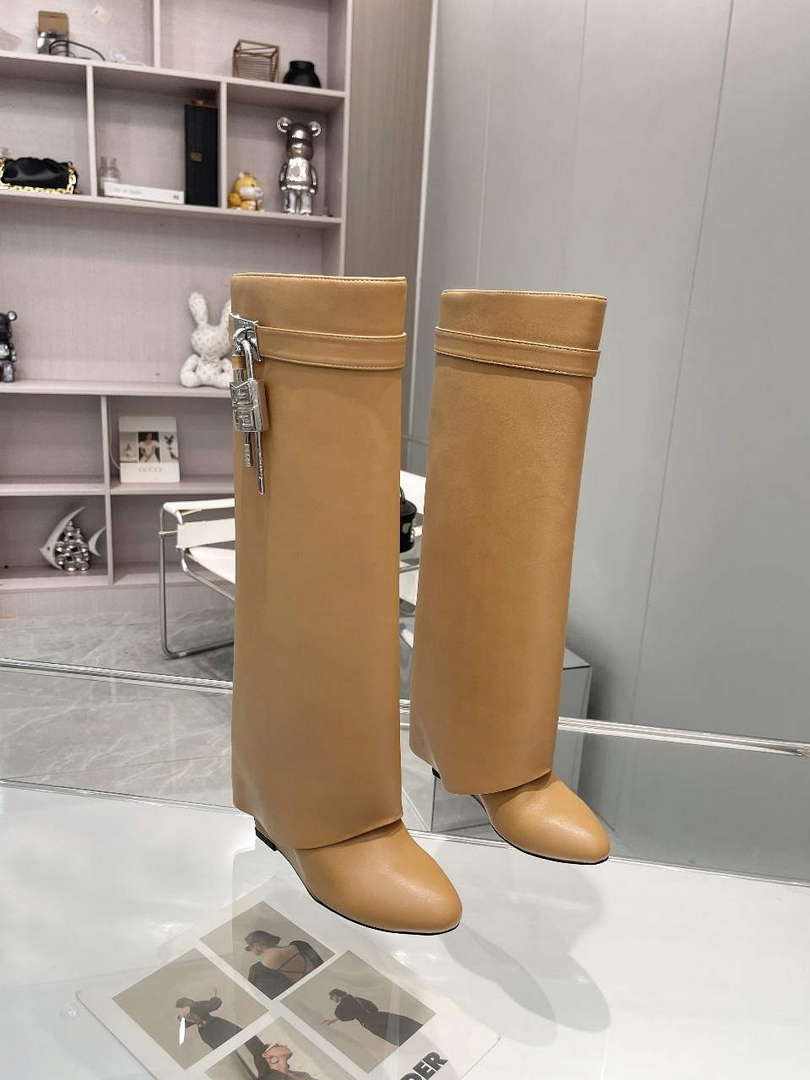 Givenchy BE7021E0YP Women's Shoes Shark Lock Boots G97110