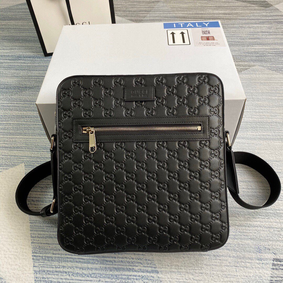 Gucci 473878  GG Supreme Flat Messenger Black
