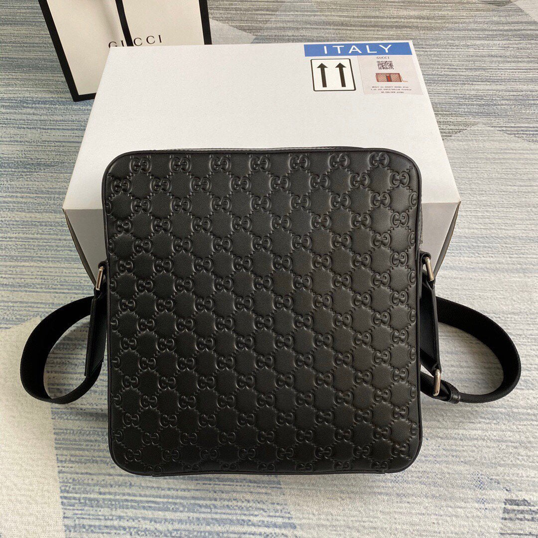 Gucci 473878  GG Supreme Flat Messenger Black
