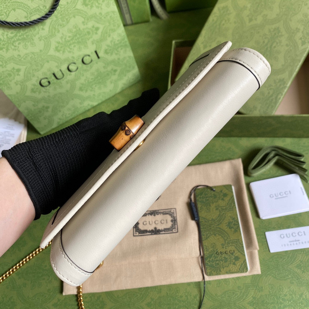 Gucci 658243 Diana chain wallet in White