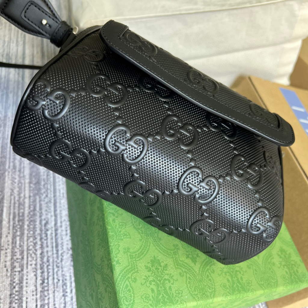 Gucci 674058 GG embossed messenger bag Black