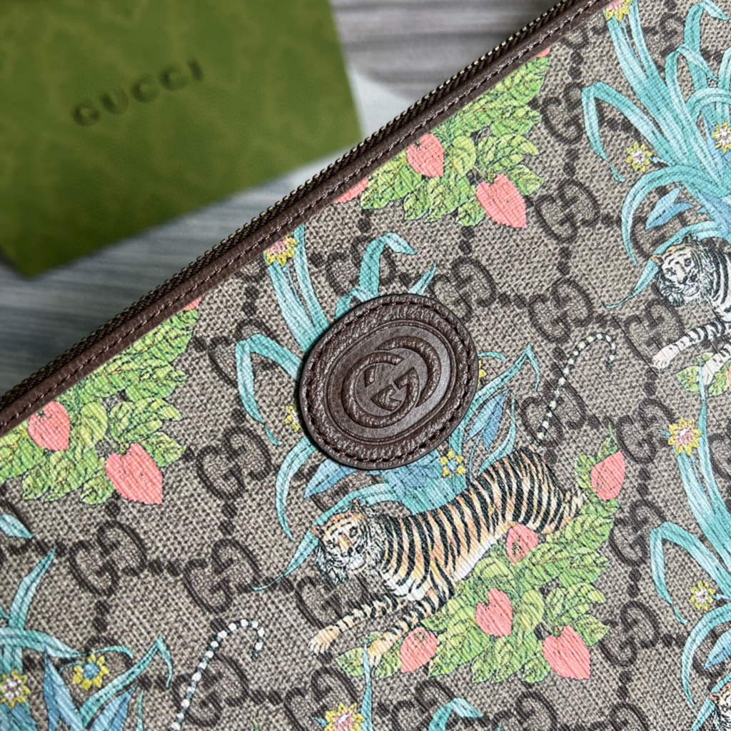 Gucci ?688378 Gucci Tiger pouch Bag Brown