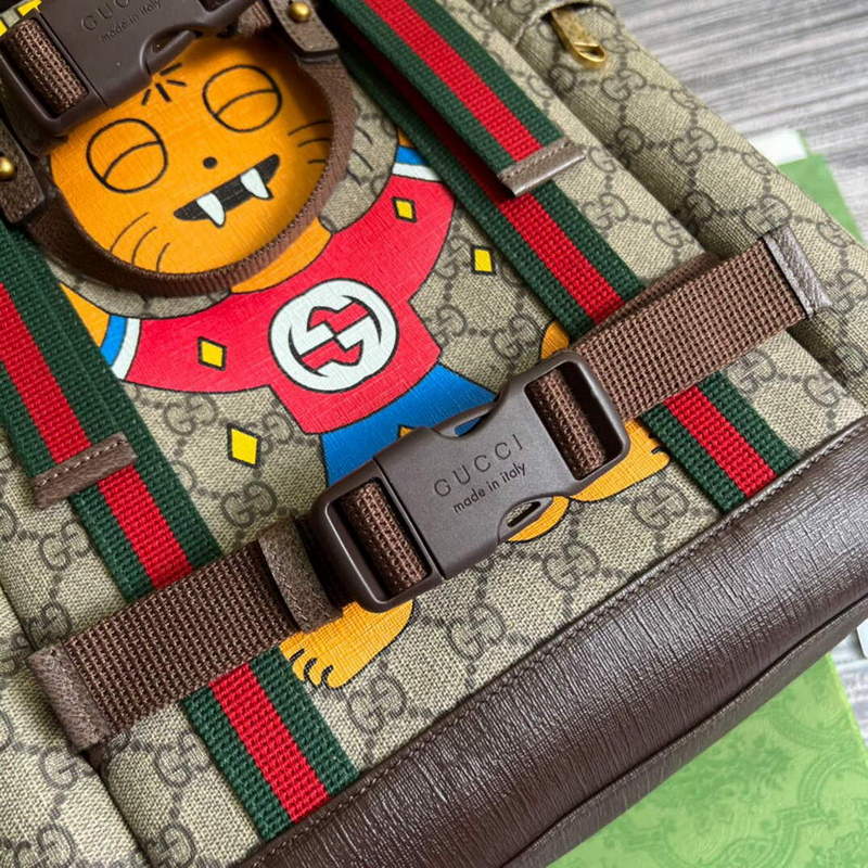 Gucci 690999 Gucci cat print skateboard backpack