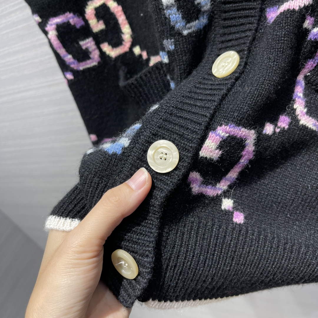 Gucci 692696 Women's Reversible GG wool jacquard cardigan G66854