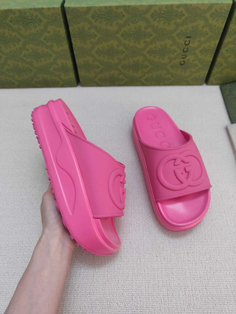 Gucci 692845 Women's Slide With Interlocking G G38256