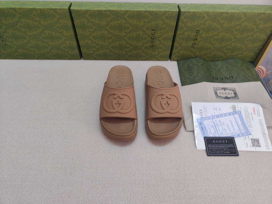 Gucci 692845 Women's Slide With Interlocking G G38257