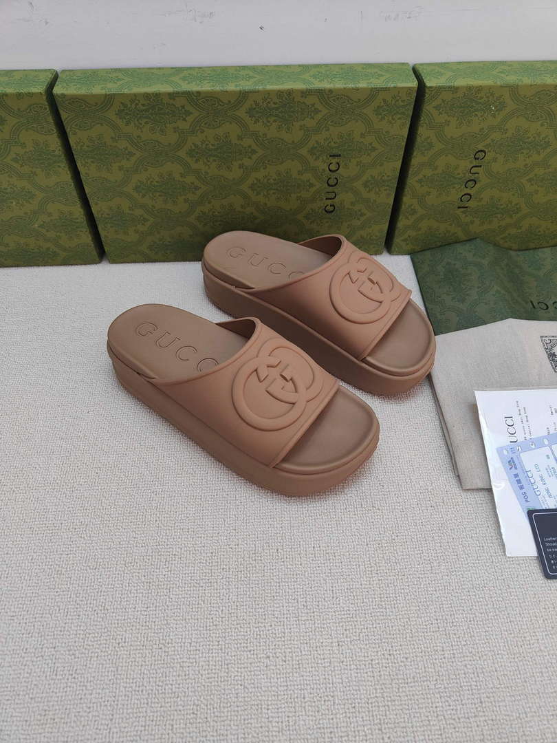 Gucci 692845 Women's Slide With Interlocking G G38257