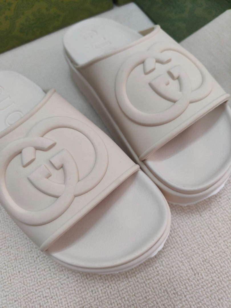 Gucci 692845 Women's Slide With Interlocking G G38259