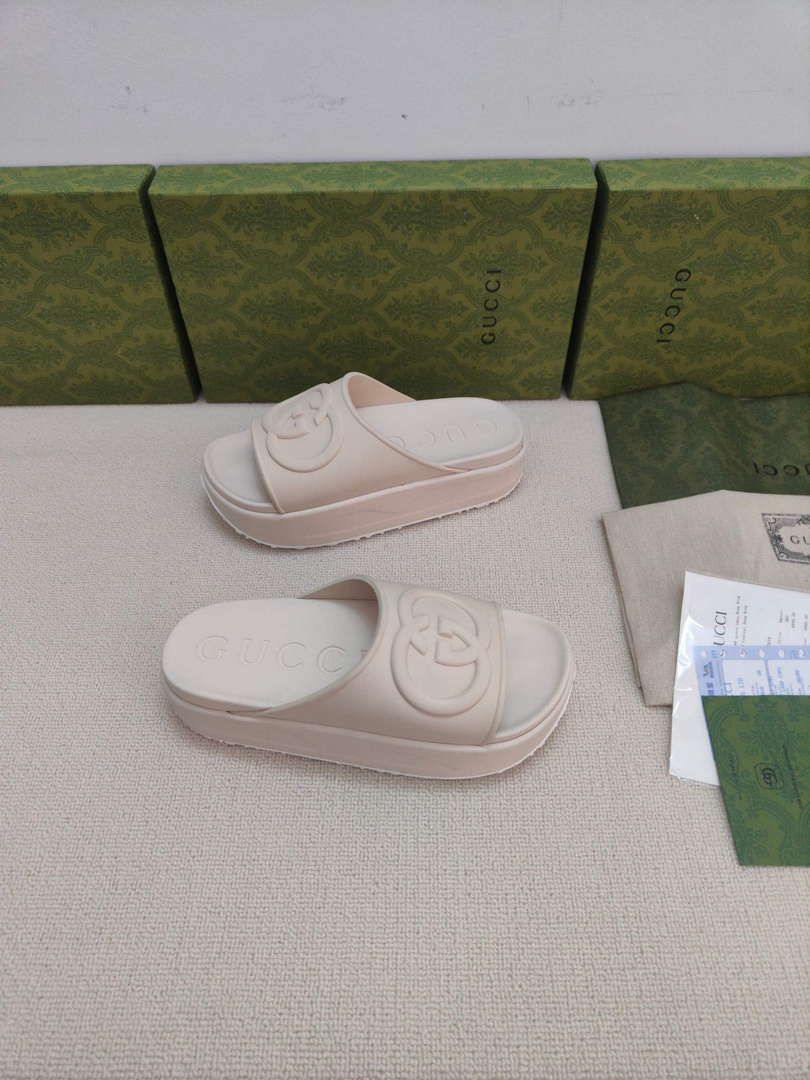 Gucci 692845 Women's Slide With Interlocking G G38259