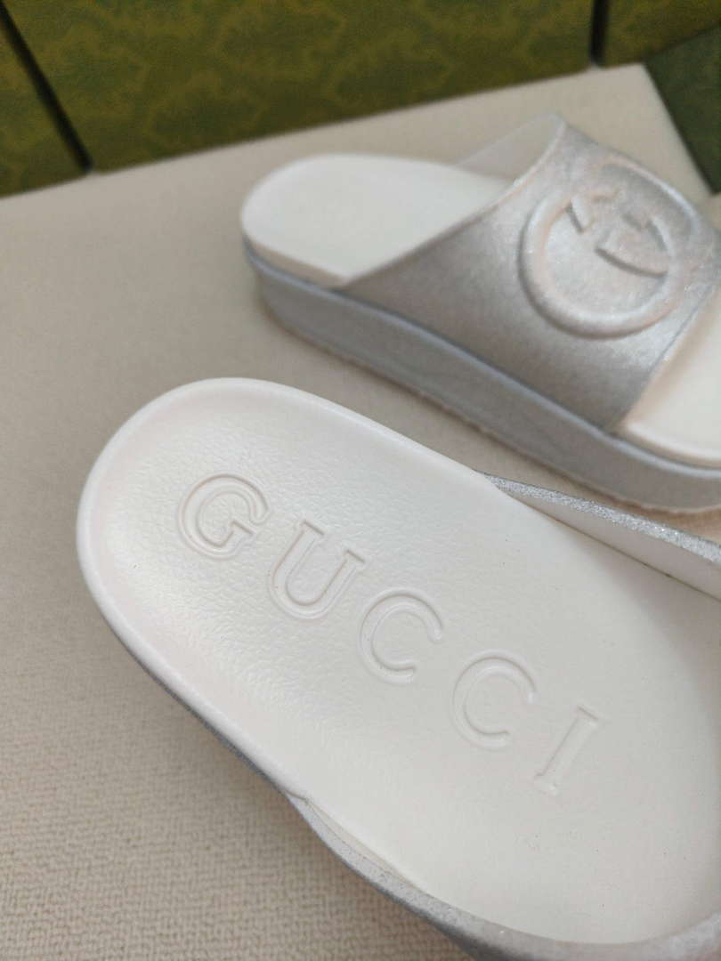 Gucci 692845 Women's Slide With Interlocking G G38261