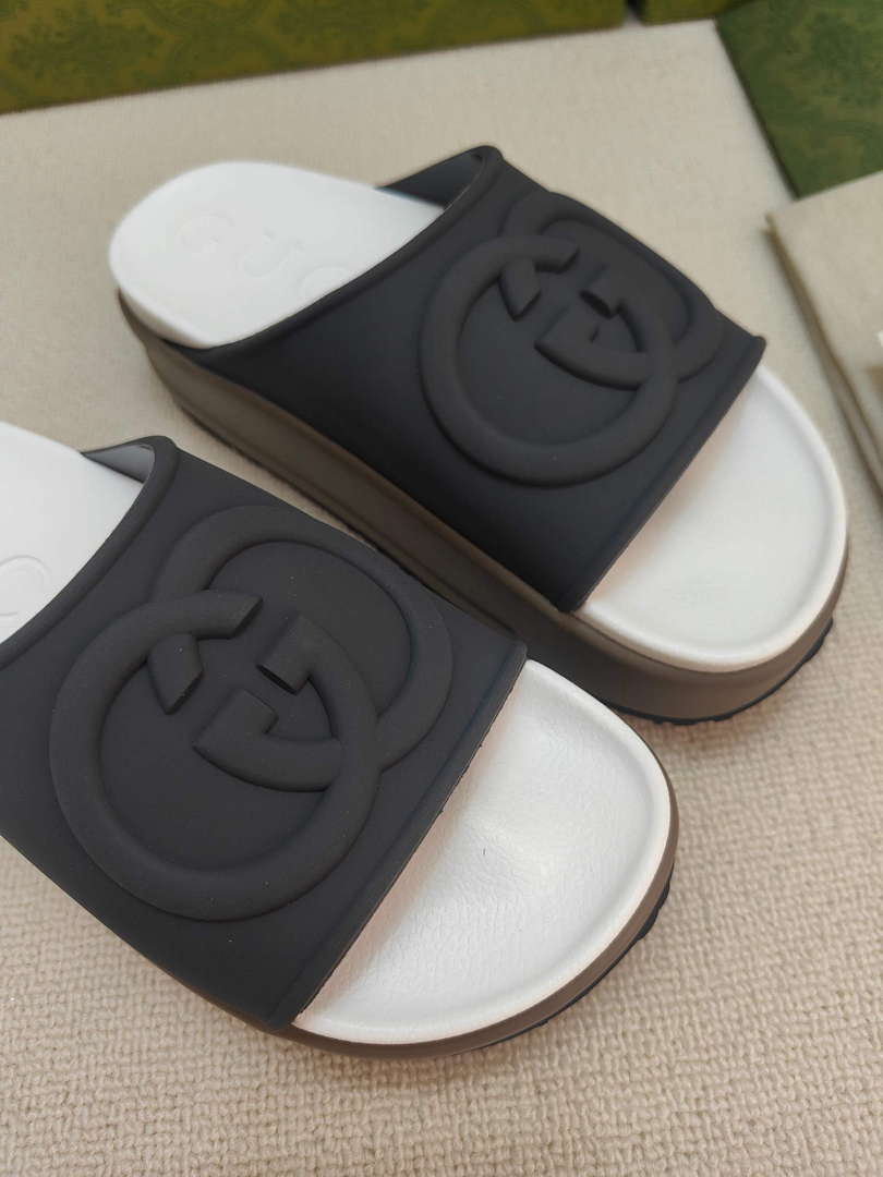 Gucci 692845 Women's Slide With Interlocking G G38263