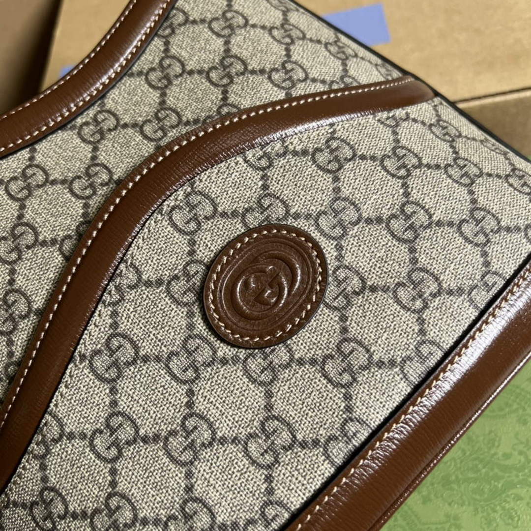 Gucci 696011 Large shoulder bag with Interlocking G Brown